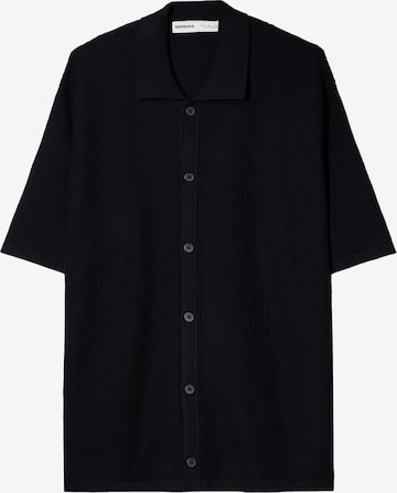 BershkaRegular Fit Košulja - crna boja: prednji dio
