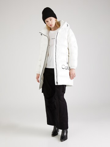 Manteau d’hiver Calvin Klein Jeans en blanc