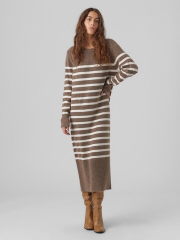 Robes en maille 'PLAZA' VERO MODA en marron : devant