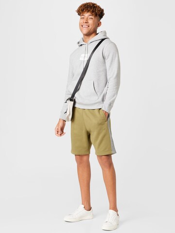 LEVI'S ® Regular Shorts 'Levi's® Men's Varsity Sweatshort' in Grün