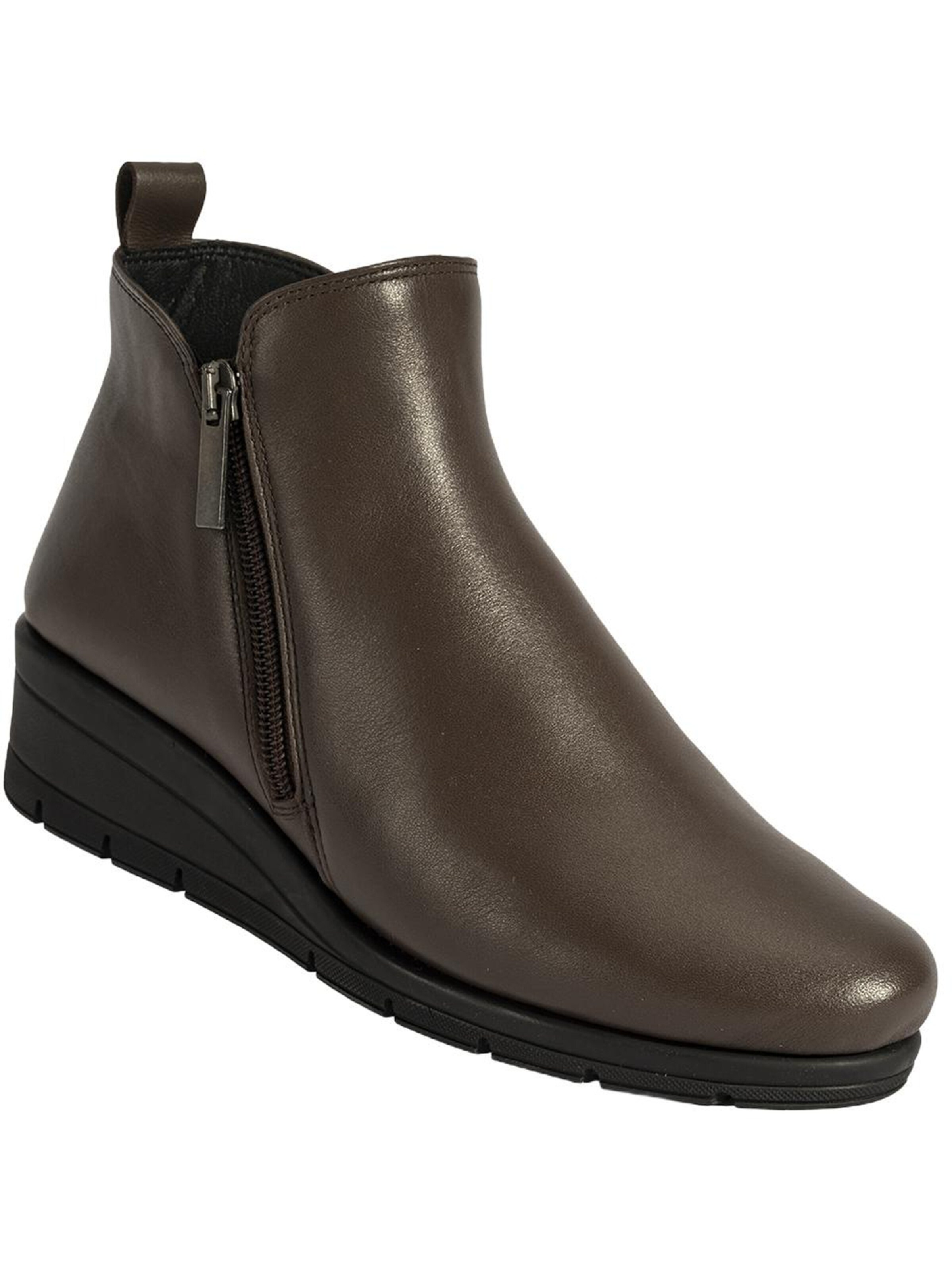 Desa Boots in Brown: front