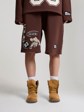 AND1 Loosefit Παντελόνι 'On Court Applique' σε καφέ: μπροστά