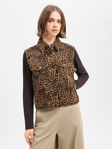 Marie Lund Vest in Brown: front