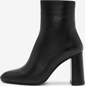 Derimod Booties in Black: front