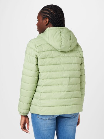 Veste mi-saison 'Tahoe' ONLY Carmakoma en vert