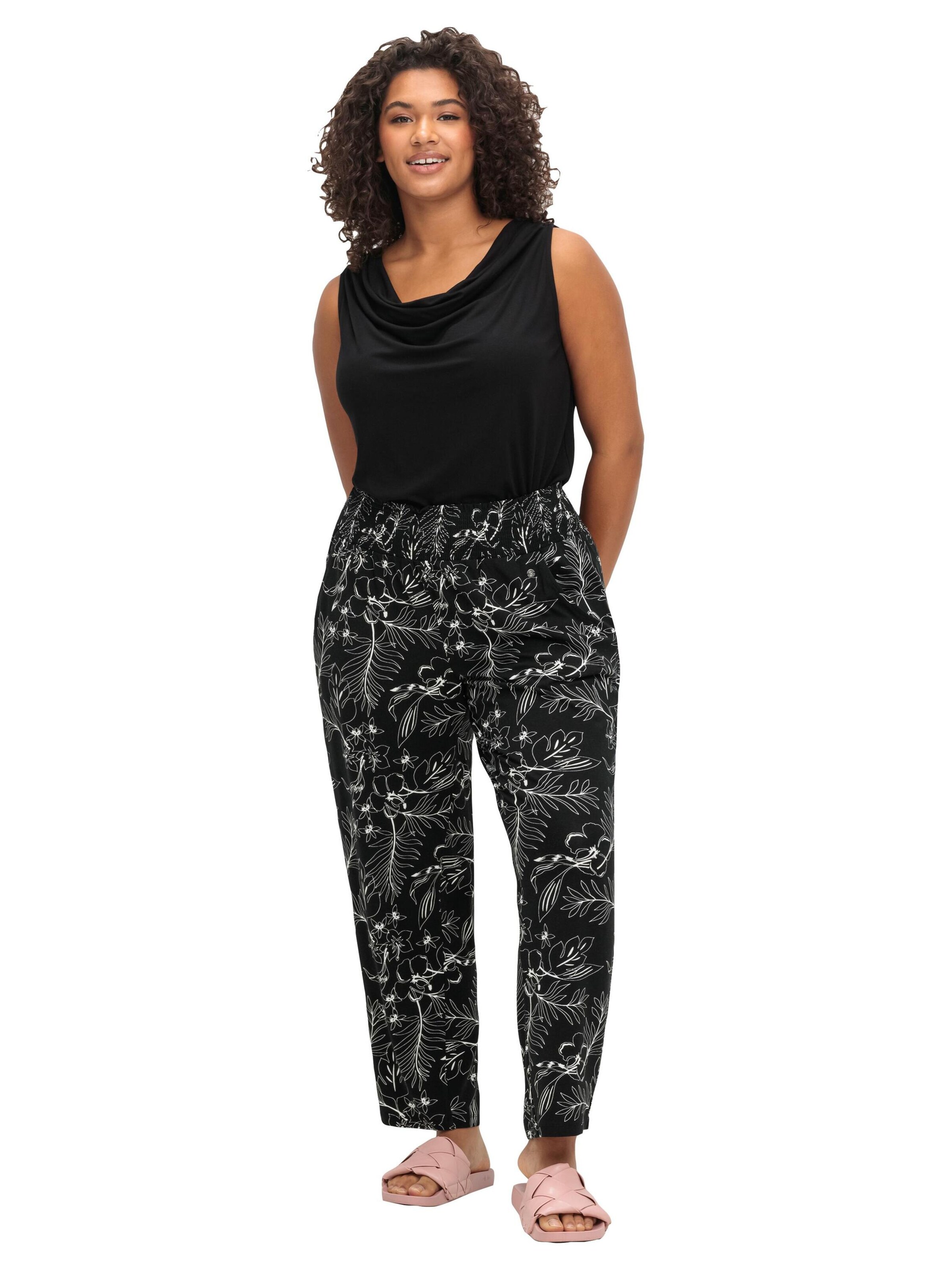 SHEEGO Loosefit Housut värissä musta