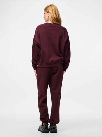 Sweat-shirt 'PCRISSO' PIECES en rouge