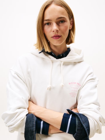 Bluză de molton de la Tommy Jeans pe alb