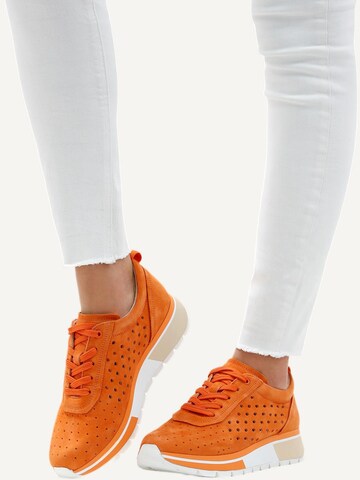 CAPRICE Sneakers laag in Oranje: voorkant