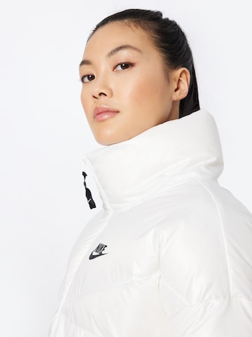 Nike Sportswear Λειτουργικό μπουφάν σε λευκό