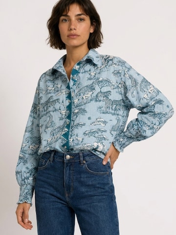 Miss June Blouse 'Chemise Mae' in Blue: front