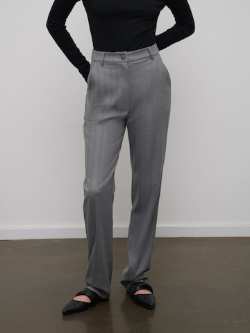 RÆRE by Lorena Rae Regular Pleated Pants 'Kim' in Grey: front