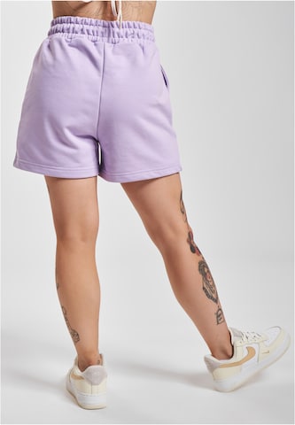 Karl Kani Regular Shorts in Lila