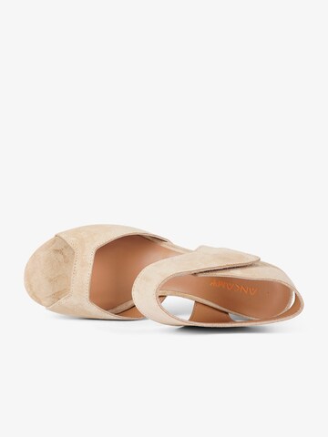ANCAMY Hochhackige Sandalen in Beige