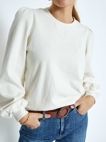 Sweat-shirt 'Gloria' Peppercorn en blanc