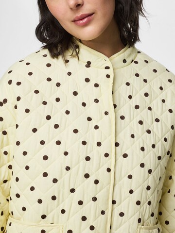 Veste mi-saison 'PCRikke' PIECES en jaune