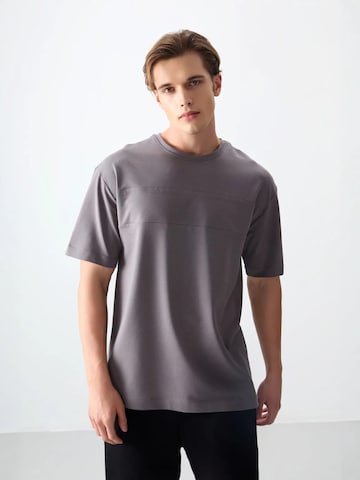 Tommy Life T-Shirt in Grau: Vorderseite