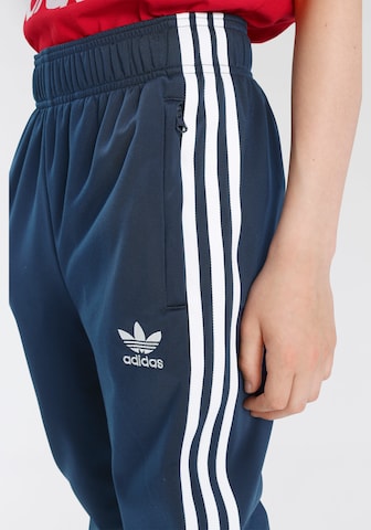 ADIDAS ORIGINALS Zúžený strih Nohavice 'Adicolor Sst' - Modrá