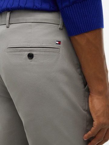 TOMMY HILFIGERSlimfit Chino hlače 'DENTON ESSENTIAL' - siva boja: stražnji dio