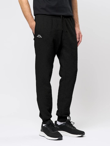 KAPPA Tapered Housut 'Caseri' värissä musta: etupuoli