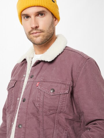 LEVI'S ® Overgangsjakke 'Type 3 Sherpa Trucker Jacket' i lilla