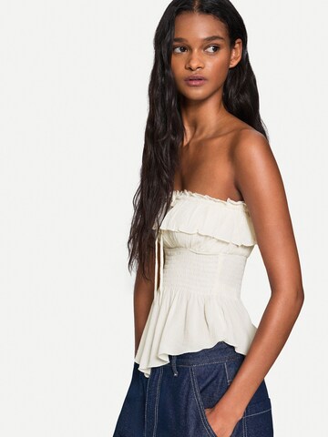 Top di Bershka in beige: frontale