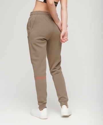 Superdry Tapered Broek in Bruin