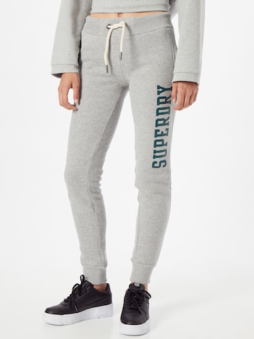 Superdry Avsmalnet Bukse i grå: forside