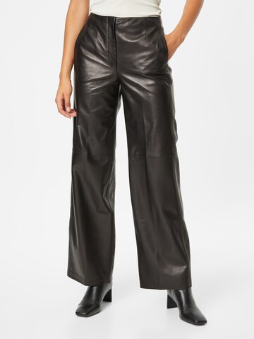 Wide leg Pantaloni cu dungă de la Calvin Klein pe negru: față