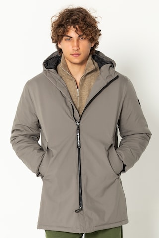 Ron Tomson Winterjacke, Model trägt Größe M in Grau: Vorderseite