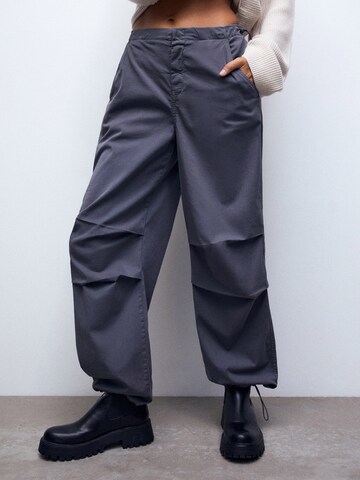 Pull&Bear Lużny krój Spodnie w kolorze szary: przód