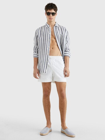 TOMMY HILFIGER Badeshorts in Weiß