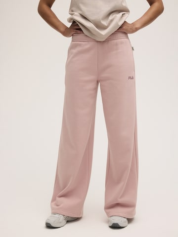 Pantaloni 'CALICE regular wide graphic sweat pants' di FILA in rosa: frontale