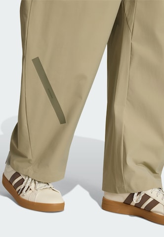 ADIDAS SPORTSWEAR - Loosefit Pantalón deportivo 'Z.N.E.' en marrón