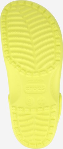 Clogs di Crocs in giallo