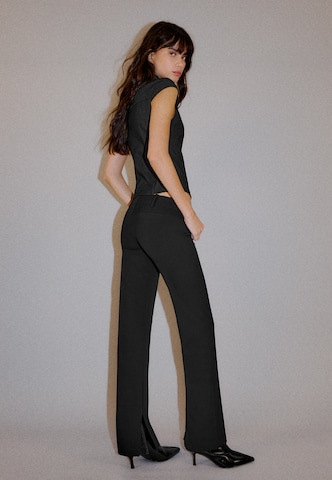 Evazați Pantaloni 'PANTALON POLIVIS' de la Bershka pe negru
