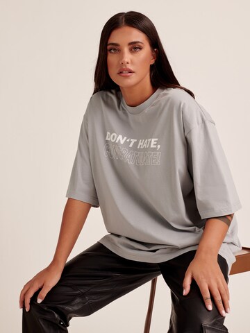 T-Shirt 'Thea' ABOUT YOU x Antonia en gris