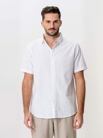 Chemise ' Linen Blend ' TEESHOPPEN en blanc : devant