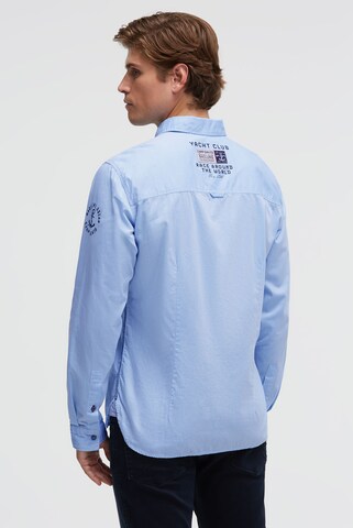 CAMP DAVID Slim Fit Strukturiertes Langarmhemd mit Logo-Applikationen in Blau