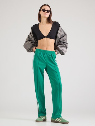 ADIDAS ORIGINALS Regularen Hlače 'FB CLASSIC' | zelena barva