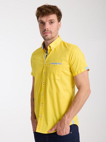 Slim fit Camicia business 'Iconic Poplin Stretch Man Shirt Short Sleeve Light Blue' di 7Camicie in giallo