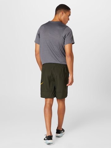 NIKE Loosefit Sportshorts in Grün