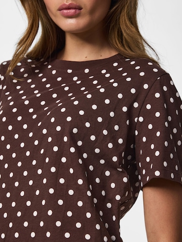 Maglietta 'PCAshley' di PIECES in marrone