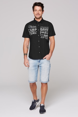 CAMP DAVID Regular Fit Kurzarmhemd mit Label Prints in Schwarz
