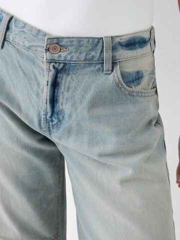 Bershka Loosefit Džíny – modrá