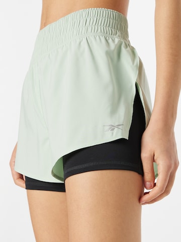 Skinny Pantaloni sportivi di Reebok in verde