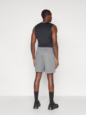 regular Pantaloni sportivi 'FLEX' di NIKE in grigio