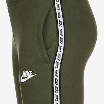 Effilé Pantalon 'Repeat' Nike Sportswear en vert