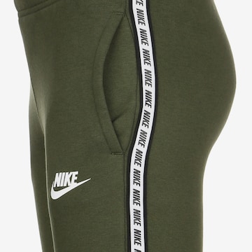 Nike Sportswear Tapered Hose 'Repeat' in Grün