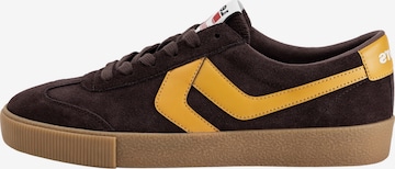 Baskets basses 'Sneak' LEVI'S ® en marron : devant